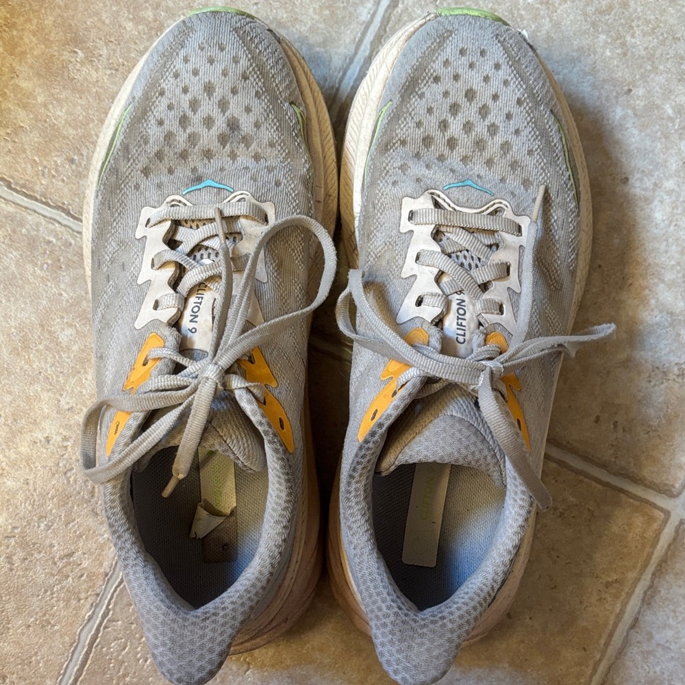 Hoka One One Clifton 9 sneakers women's size 8